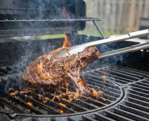 Porque é que a carne cola na grelha?