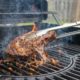 Porque é que a carne cola na grelha?