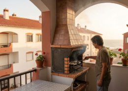 Churrasqueira instalada numa varanda de apartamento com espaço exterior reduzido